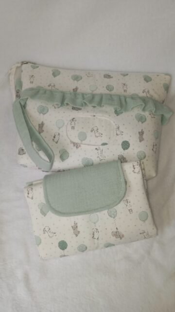 Pañalera + cambiador a juego 🤍El conjunto perfecto para llevar todo lo del bebé organizado y con estilo.Algunos modelos ya están disponibles en la web.Y si queréis otro estampado, me podéis escribir y lo vemos juntas 🥰Enlace a la web en mi perfil ✨#pañalerabebe
#maternidad
#hechoamano
#accesoriosbebe
#cambiadorbebe