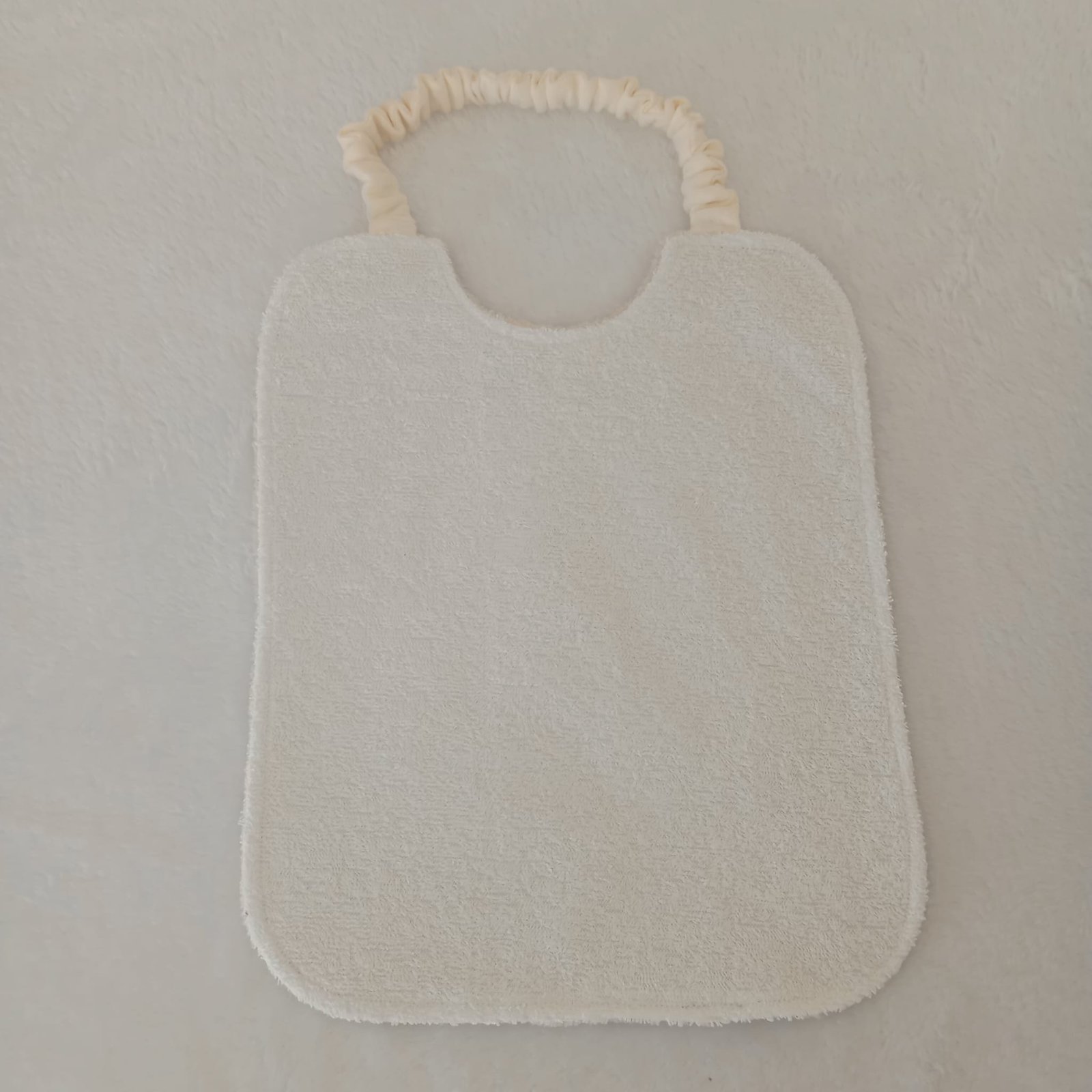 Babero Con Cuello Elástico, Crema