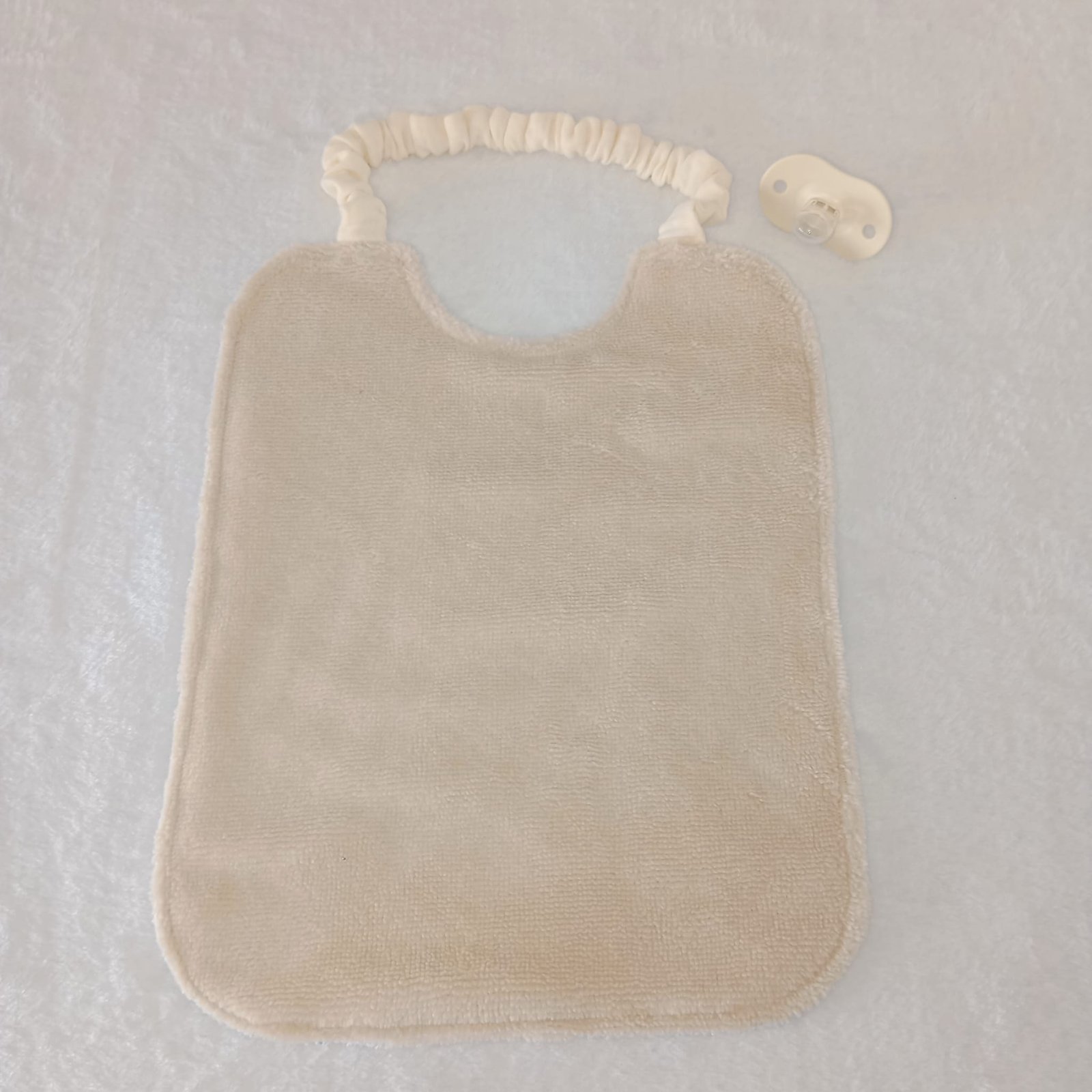 Babero Con Cuello Elástico, Crema