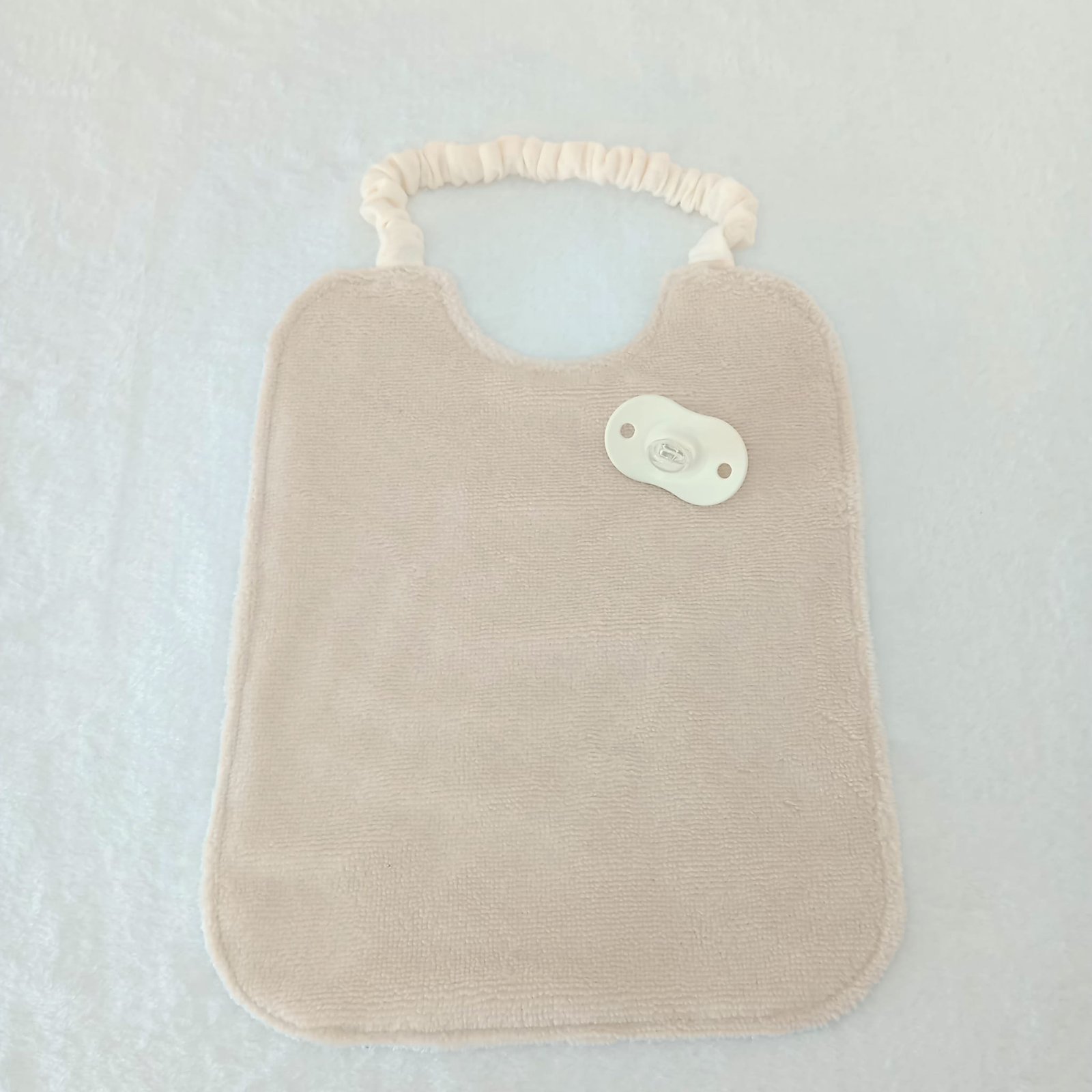 Babero Con Cuello Elástico, Crema