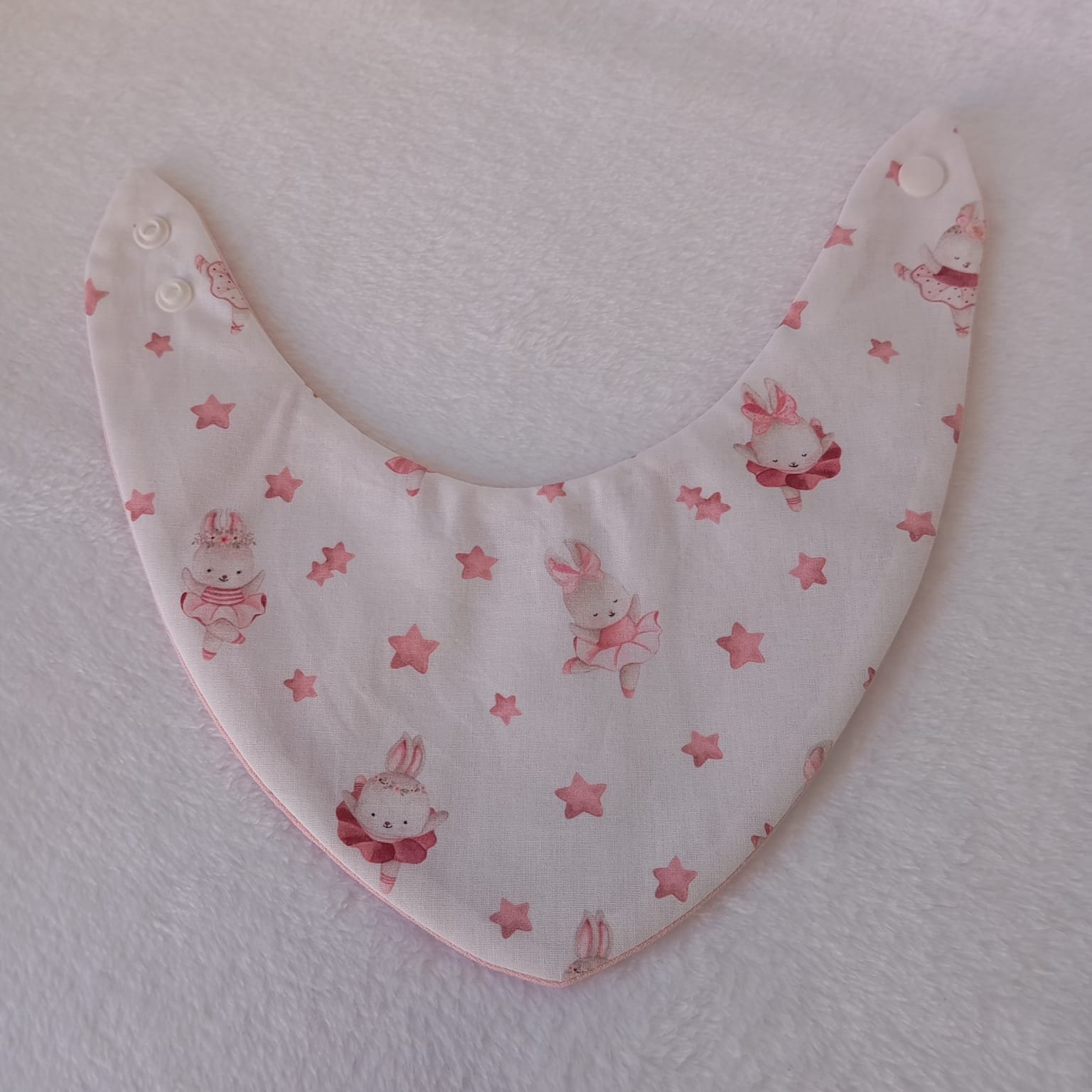 Bandana impermeable y reversible para bebé | Conejitas – Cuna y Seda