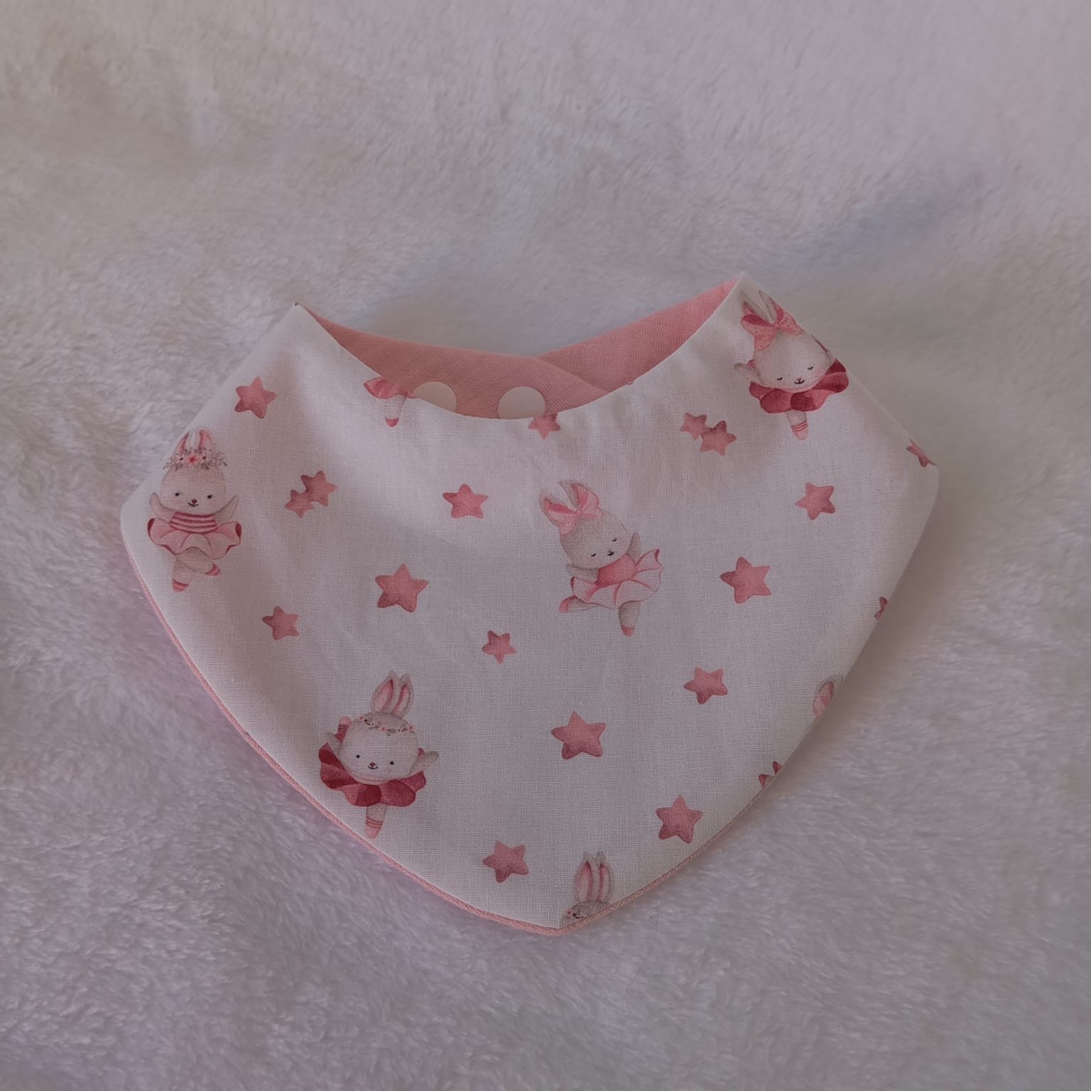 Bandana impermeable y reversible para bebé | Conejitas – Cuna y Seda